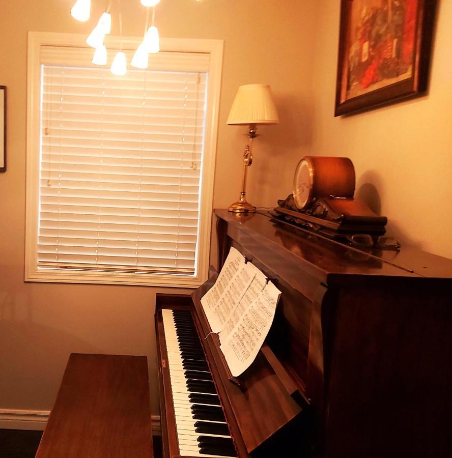 Lovely Comfy Home Private Bath In Central Calgary Luaran gambar